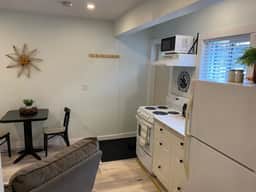 The Cozy Cove - cozy and bright bachelor suite - Image 4
