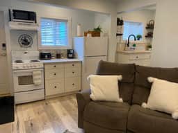 The Cozy Cove - cozy and bright bachelor suite - Image 2