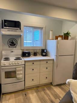 The Cozy Cove - cozy and bright bachelor suite - Image 5
