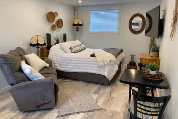 The Cozy Cove - cozy and bright bachelor suite - Image 1