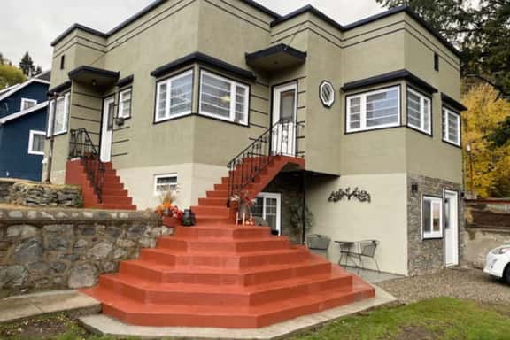 The Red Step- Beautifully renovated heritage home - Image 1