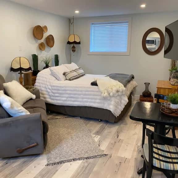 The Cozy Cove - cozy and bright bachelor suite - Image 1