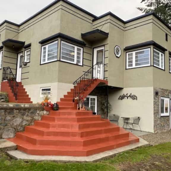 The Red Step- Beautifully renovated heritage home - Image 1