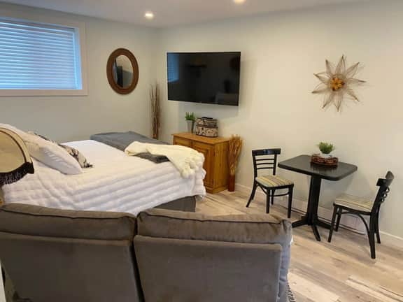 The Cozy Cove - cozy and bright bachelor suite - Image 3